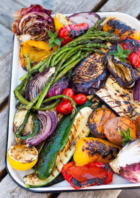 Vegetables Platter, Grilling Vegetables, Grilled Strawberries, Grilled Vegetable Recipes, Grilled Carrots, Grilling Recipes Sides, Healthy Grilling Recipes, Summer Veggies, Seasonal Produce