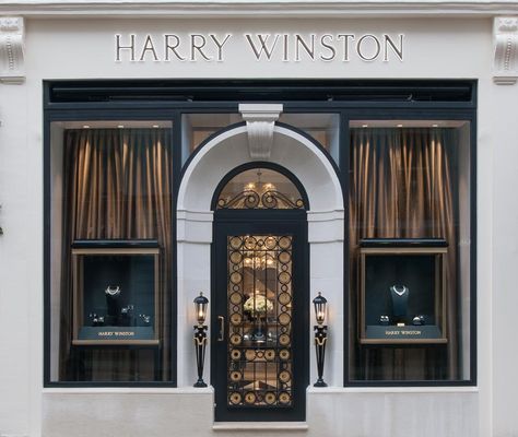 Having taken a nine-month hiatus from the London jewellery scene while its New Bond Street boutique underwent renovation, New York jeweller Harry Winston has finally reopened its doors to a light-filled 322 sq ft space. The newly constructed archway on... Jewelry Store Displays, Jewelry Store Interior, Retail Facade, Shop Facade, Jewelry Store Design, Jewellery Shop Design, Storefront Design, Jewellery Showroom, Entrance Design