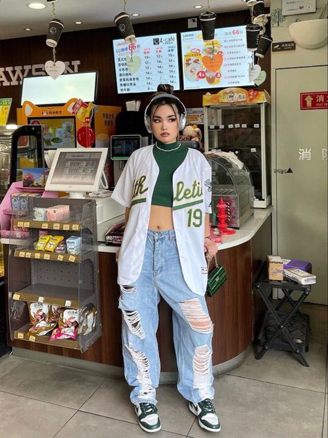 Hypebae Outfit, Baseball Jersey Outfit Women, Baseball Shirt Outfit, Baseball Jersey Outfit, Drippy Fits, Football Jersey Outfit, Creative Outfits, Drip Drip, Football Game Outfit