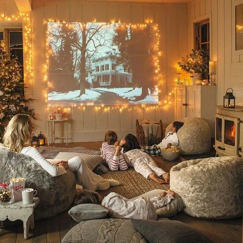 christmas-decor-ideas-rustic-country-47-1-kindesign Messy Kids, Decor Ikea, Cosy Christmas, Design Blogs, Viria, Christmas Living Rooms, Family Movie Night, Cinema Room, Design Seeds