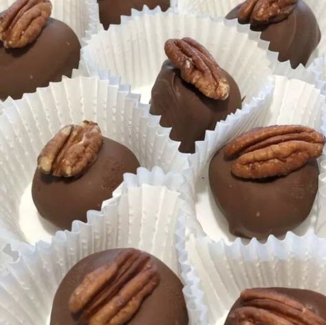 Kentucky Bourbon Balls Recipe Kentucky Derby Desserts, Bourbon Balls Recipe, Kentucky Derby Food, Kentucky Derby Recipes, Derby Recipe, Bourbon Balls, Cake Dip, Chocolate Bourbon, Kentucky Bourbon