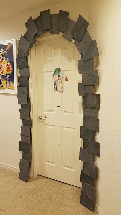 Porta Halloween, Harry Potter Weihnachten, Kingdom Vbs, Medieval Party, Castle Decor, Vbs Themes, Festa Harry Potter, Theme Harry Potter, Harry Potter Halloween