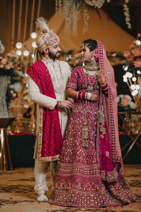 Couple Wedding Dress Indian Hindu, Bride And Groom Indian Wedding Outfit, New Dulhan Pose, Bride Groom Photoshoot, Indian Bride Poses, Indian Bride Photography Poses, Wedding Kurta For Men, Love The World, Indian Wedding Poses