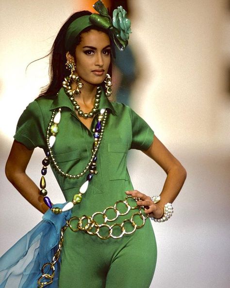 🌼 Lau 🌼 (@lausewdesign) • Fotos y videos de Instagram Grunge Style Outfits, Vintage Chanel Jewelry, Soft Grunge Outfits, Yasmeen Ghauri, Models 90s, Chanel Runway, 90s Runway Fashion, Chanel Cruise, 90s Models