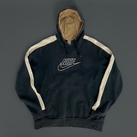 Vintage Nike is a cut above the rest Nike Retro Gts Outfits, Nike Hoodies Vintage, Shoes Nike Vintage, Cool Nike Hoodies, Vintage Nike Clothes, Hoodie Nike Vintage, Vintage Hoodies Aesthetic Men, Nike 90s Outfit, Retro Hoodies Nike