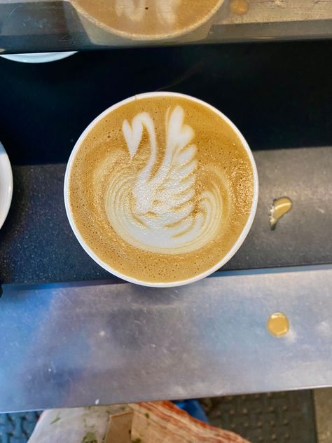 Latte art pour of a swan in a to go cup Swan Espresso Machine, How To Make Latte Art, Swan Latte Art, Rosetta Latte Art, Heart Latte Art, Coffee Hacks, Foam Art, Coffee Board, Coffee Obsession