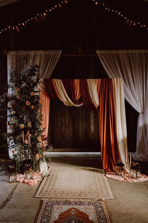 Fall Woodland Wedding Decor, Rust Backdrop Wedding, Farm Wedding Backdrop, Rust Wedding Aesthetic, Draped Fabric Wedding Decor, Wedding Arch Boho Rustic, Terracotta Backdrop Wedding, Fall Backdrop Wedding, Autumn Photo Backdrop