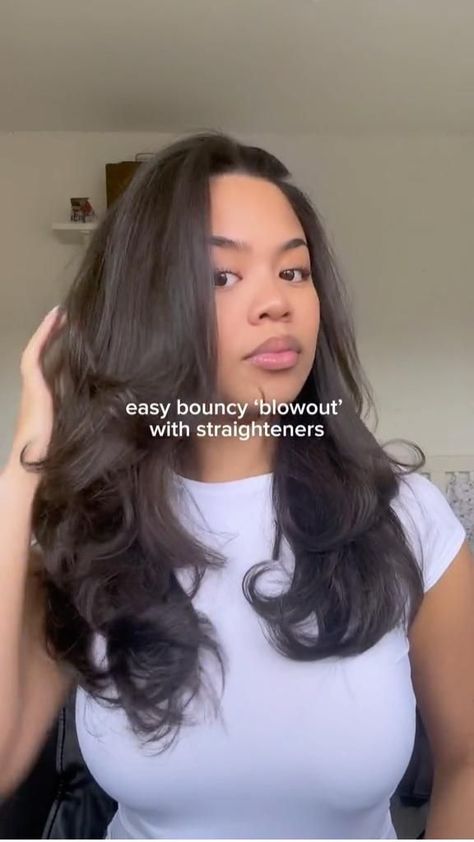 Blowout with straightener How To Curl Using A Straightener, Hairstyles With Blowout, Hair Styles Straightener, Straight Hair Blowout Long Hairstyles, Hairstyle With Hair Straightener, At Home Blowout With Straightener, Blowout Hair With A Straightener, Short Bouncy Blowout, Hairstyles Hair Straightener