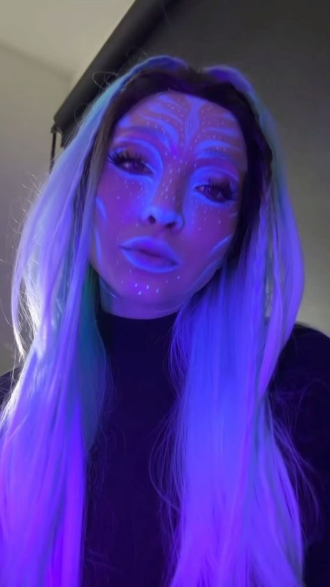 Since Avatar makeup is trending again 💁🏻‍♀️🔦 ⠀⠀⠀⠀⠀⠀⠀⠀⠀ Makeup: @mehronmakeup Neon UV Glow palette (dark matter) @lunarbeauty nova… | Instagram Uv Liner Makeup, Neon Uv Makeup, Glow In The Dark Skeleton Makeup, Glow In The Dark Skull Makeup, Uv Makeup Ideas, Blacklight Makeup, Glow Face Paint, Black Light Makeup, Glow In The Dark Makeup