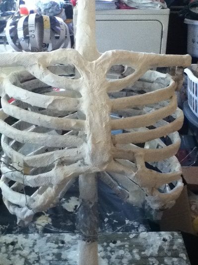 paper mache ribcage Muzică Rock, Halloween Forum, Halloween Props Diy, Paper Mache Sculpture, Paper Mache Art, Paper Mache Crafts, Cat Air, Fantasias Halloween, Creepy Halloween