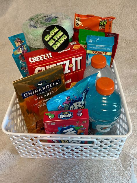 Senior Boyfriend Gifts, Senior Day Baskets, Senior Night Basket Ideas Basketball, Football Game Basket Ideas, Football Bf Basket, Senior Night Gifts For Boyfriend, Senior Night Basket Ideas Football, Cute Boyfriend Basket Ideas, Football Camp Basket