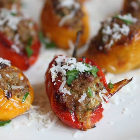 Italian Sausage Stuffed Mini-Peppers Stuffed Peppers Appetizer, Appetizer Sausage, Mini Peppers Recipes, Italian Sausage Peppers, Sweet Pepper Recipes, Sausage Appetizers, Fennel Soup, Mini Peppers, Sausage Peppers