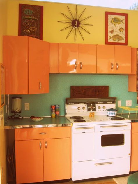 Continuous laminate countertop and backsplash. @ Retro Renovation Retro Kitchen Cabinets, Laminate Kitchen Cabinets, 1970s Kitchen, Mcm Kitchen, Retro Renovation, Orange Kitchen, Casa Vintage, Mid Century Modern Kitchen, Retro Interior