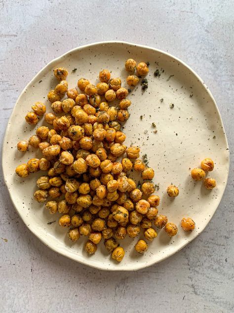 Dill Pickle Crispy Chickpeas - The Dietitian Feed Dill Pickle Chickpeas, Dill Pickle Chickpea Salad, Ranch Chickpeas, Chickpea Snacks, Dill Recipes, Crunchy Chickpeas, Grain Bowls, Spiced Chickpeas, Crispy Chickpeas