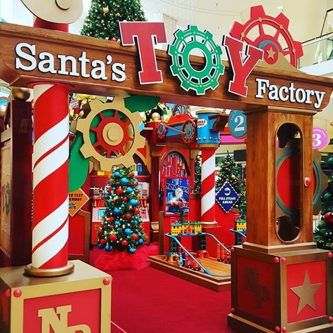 Santas Workshop Theme Decorations, Christmas Toy Factory, Toys Display, Christmas Cubicle Decorations, Christmas Toy Shop, Christmas Parade Floats, Santa Toys, Toy Factory, Christmas Float Ideas