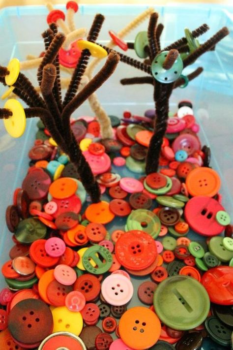 These fall button tree quiet boxes are great for preschoolers. Perfect for counting, sorting, and strengthening fine motor skills too! People Craft, Quiet Time Activities, Tree Study, Preschool Fine Motor, Creative Curriculum, Fall Preschool, Sensory Table, E Mc2, Sensory Bin