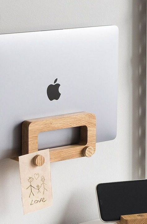 Wall-Mounted Wood Laptop Holder keeps your office organized and protects your MacBook Check more at https://allthenews.website/wall-mounted-wood-laptop-holder-keeps-your-office-organized-and-protects-your-macbook/ Macbook Workspace, Macbook Organizer, Lg Display, Macbook Accessories, Garden Wood, Laptop Holder, Office Gadgets, Laptop Storage, Wood Rustic