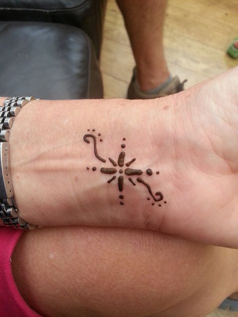 Star henna Space Henna Tattoo, Henna Tattoo Designs Taylor Swift, Easy Wrist Henna, Easy Hannah Tattoos, Henna For Wrist, Easy Flower Henna Designs, Cute Small Henna Designs Hand, Easy Hannah Designs, Simple Henna For Beginners