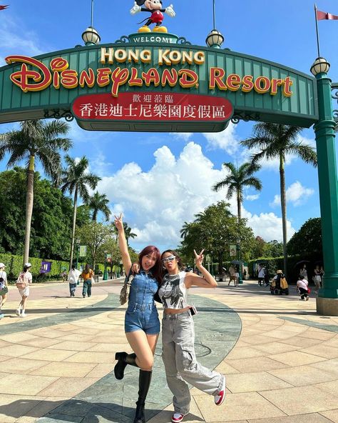 #hongkong #disneyland Hongkong Disneyland Poses, Hk Disneyland Photography, Hong Kong Disneyland Photography, Disneyland Hongkong Photography, Hongkong Disneyland Outfit Summer, Hongkong Picture Ideas, Hong Kong Photo Ideas, Disneyland Hongkong Aesthetic, Hong Kong Disneyland Outfit