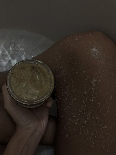 Easy Diy Body Scrub, Mrs Bella, Diy Body Scrub Recipes, Haut Routine, Body Scrub Recipe, Diy Body Scrub, Scrub Recipe, Organic Sugar, Healthy Girl