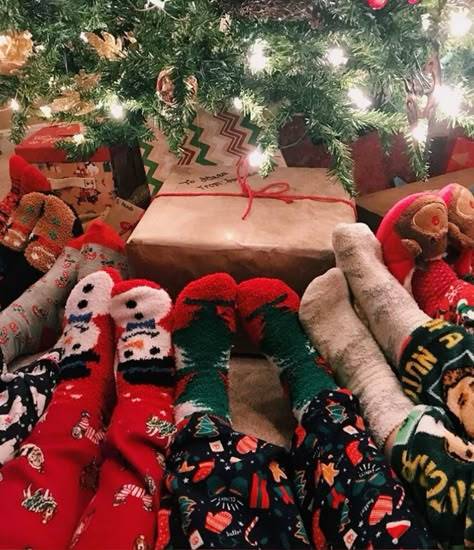 Christmas Sleepover, Christmas Dreaming, Christmas Pj, Aesthetic Friends, Cosy Christmas, Christmas Feeling, Foto Baby, Warm Christmas, Christmas Inspo