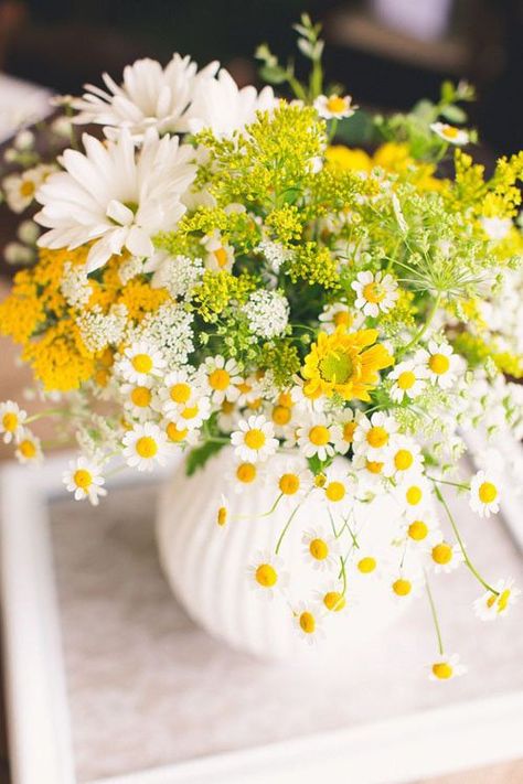 21 Wedding Centerpieces That Will Totally Inspire You Spring Flower Arrangements Centerpieces, Flowers Daffodils, Yellow And White Flowers, White Flower Arrangements, Spring Flower Arrangements, Yellow Wedding Flowers, Flower Arrangement Designs, French Coffee, Flowers Yellow