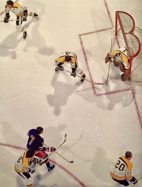 Vintage Sports Aesthetic, Bobby Orr, Hockey Pictures, Rangers Hockey, Bruins Hockey, Vintage Hockey, Sports Aesthetic, Action Shots, Hockey Goalie