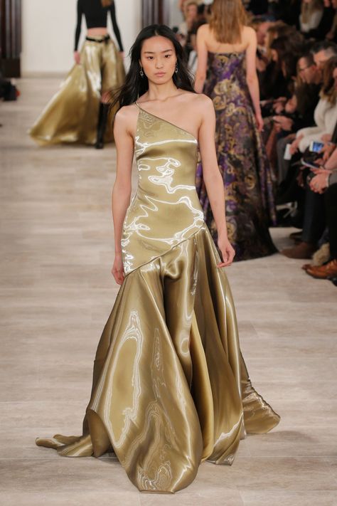 Metallic gold at Ralph Lauren: http://www.stylemepretty.com/2016/02/18/new-york-fashion-week-dresses-fall-2016/ Gold Runway Dress, Liquid Dress, Gold Evening Dress, Ralph Lauren Runway, Gold Velvet Dress, Gold Glitter Dress, Fashion Week Dresses, Metallic Gold Dress, Gold Evening Dresses