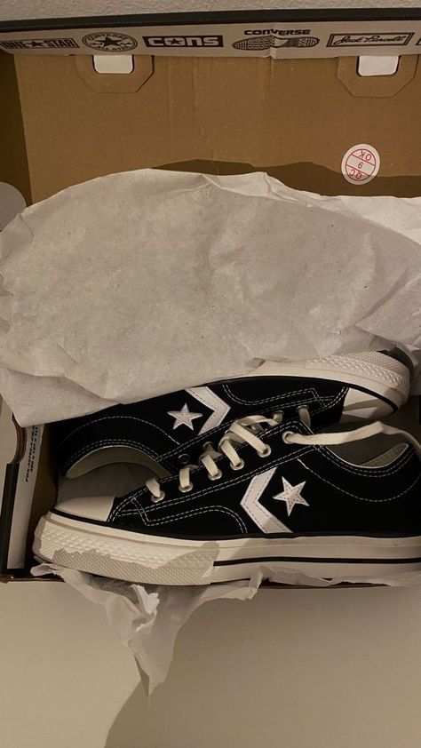 Converse One Star Aesthetic, Good Shoes For School, Converse Shoes Star, Vintage Sneakers Aesthetic, Black Aesthetic Shoes, Shoes Aesthetic Sneakers, Black Shoes Aesthetic, Aesthetic Black Shoes, Zapatillas Aesthetic