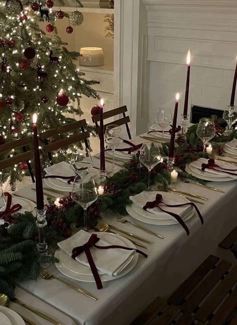 Burgundy Dinner Table Decor, Christmas Elegant Table Settings, Bow Christmas Table Decor, Christmas Tree With Burgundy Bows, Christmas Hosting Table, Friendsmas Table Decorations, Yule Table Setting, Burgundy Christmas Decor Ideas, Burgundy Xmas Decor