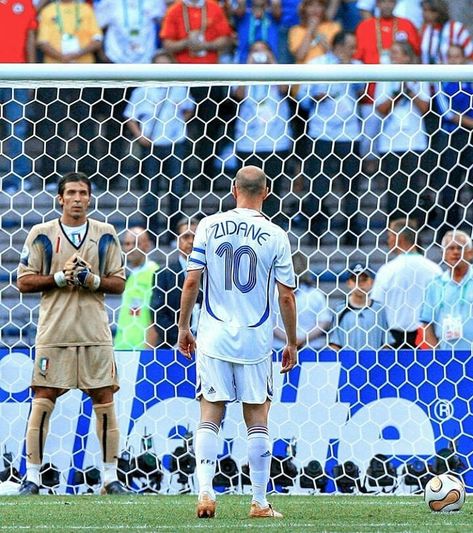 Penalty Kick, Andrea Pirlo, Johan Cruyff, France Football, Football Players Images, Fc Chelsea, Best Football Players, Football Images, Zinedine Zidane