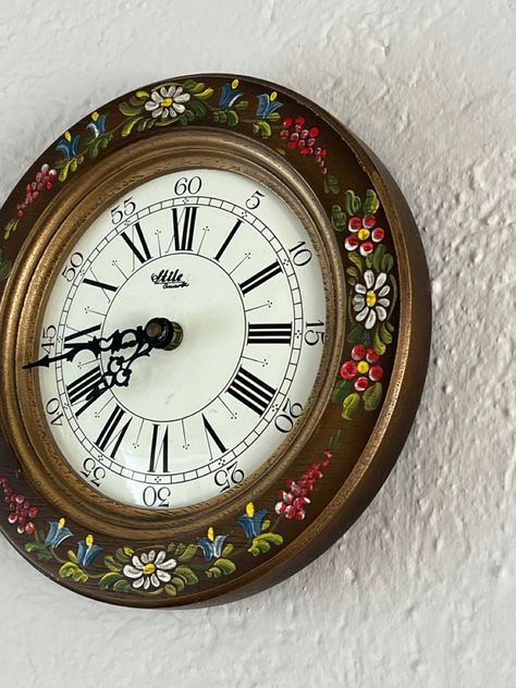 Fancy Wall Clock, Alice In Wonderland Aesthetic Room, Aesthetic Wall Clocks, Vintage Clock Aesthetic, Bedroom Inspirations Small Room, Clock Alice In Wonderland, Funky Clock, Aesthetic Wall Clock, Witch Princess