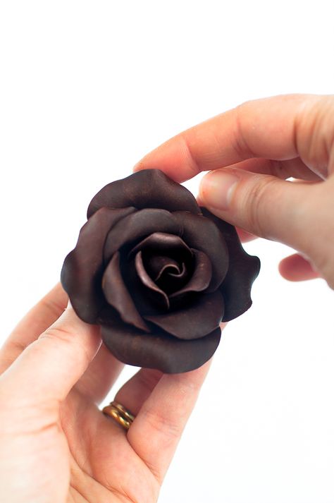 Lulu's Sweet Secrets: How To Make Modeling Chocolate Roses Chocolate Art, Modelling Chocolate, Make Your Own Chocolate, Chocolate Ideas, Decoration Patisserie, Chocolate Work, The Whoot, Chocolate Roses, Modeling Chocolate