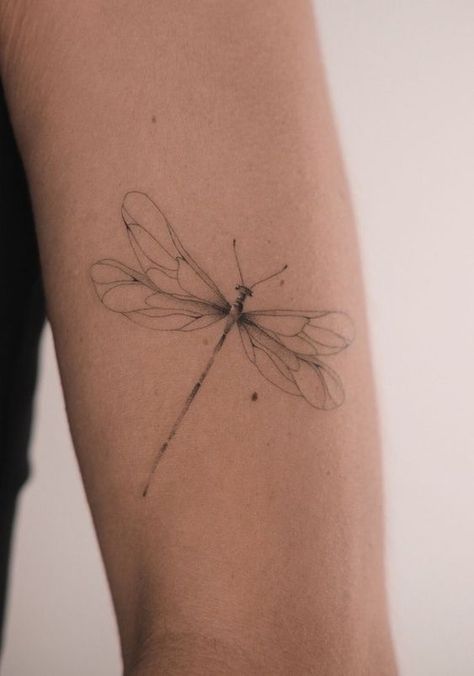 Tattoo Designs Dragonfly, Fine Line Tattoo Ideas Dragonfly, Cute Simple Minimalist Tattoos, Line Work Dragonfly Tattoo, Fine Line Dragonfly Tattoo Design, Dragonfly Tattoo Linework, Dragon Fly Line Tattoo, Dragon Fly Tattoos For Women, Fine Line Bug Tattoo