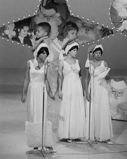 The Supremes L-R Diana Ross, Florence Ballard and Mary Wilson singing Children's Christmas Song during rehearsals for TV show Hullabaloo in New York. Air date December 13, 1965 Childrens Christmas Songs, Diana Ross Supremes, Mary Wilson, The Supremes, Old School Music, Vintage Black Glamour, Billie Holiday, Black Music, Diana Ross