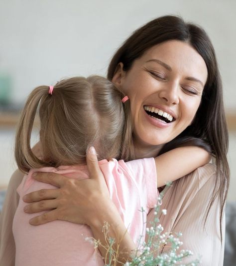 How To Build A Secure Attachment With Your Child #Children #ParentLife #RaisingKids https://www.momjunction.com/articles/secure-attachment_00582260/ Gestures Of Love, Board Wallpaper, Nonverbal Communication, Parenting Articles, Parent Child Relationship, Parent Life, Mom Junction, Secure Attachment, Attachment Parenting