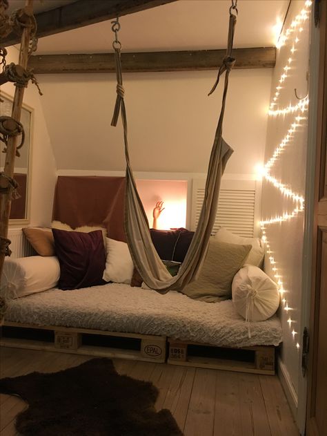 Spare Bedroom Hangout Room, Garage Chill Room Ideas, Tiny Hangout Room Ideas, Small Garage Lounge Ideas, Cute Secret Room Ideas, School Hangout Area, Hang Out Room Ideas With Friends, Cozy Secret Room, Aesthetic Shed Hangout