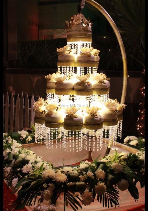 Chandelier Wedding Cake, Wedding Cake With Cupcakes, Wedding Cake Theme, Fountain Wedding Cakes, Cake With Cupcakes, Modern Birthday Cakes, Chandelier Cake, Custom Jewelry Ideas, Chandelier Wedding