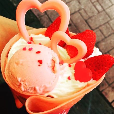 Arigato Japan Food Tours on Instagram: “Super Cute sweets are the highlight of our Kawaii Food Tour in Omotesando + Harajuku 🍬🍭🍦💕 #kawaii #harajuku #eattherainbow #tokyo” Strawberry Crepes, Kawaii Dessert, Kawaii Cooking, Pretty Dessert, Cute Snacks, Pink Foods, Cream Desserts, Think Food, Food Drinks Dessert