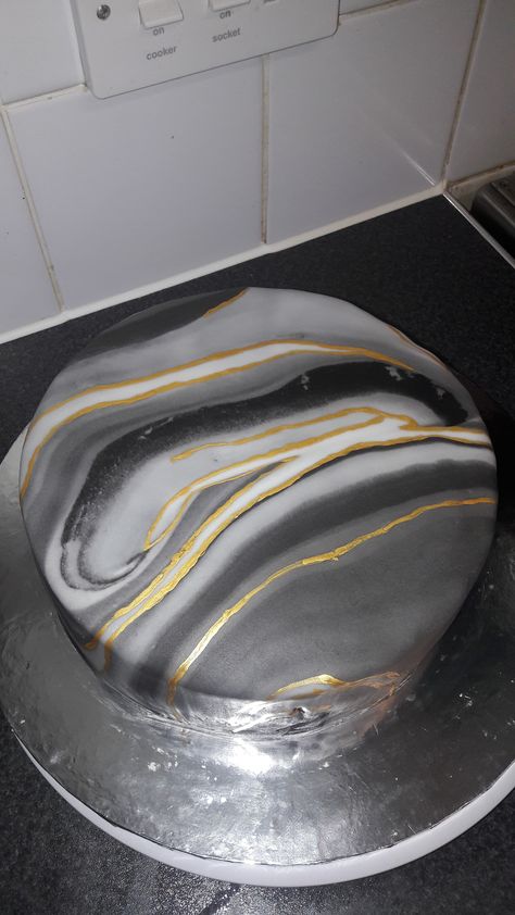 Black And White Marble Cake, Marble Cakes, Cake Marble, Birthday 27, Black And Gold Cake, Cake With Gold, 18th Bday, 18th Birthday Cake, Mud Cake