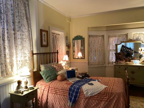 I Visited the 'Gilmore Girls' Set and Had Lunch in Stars Hollow Gilmore Girls Room Decor, Gilmore Girls Set, Gilmore Girls House, Gilmore Girl, Stars Hollow, Pretty Room, Girl Beds, Rory Gilmore, Bedroom Aesthetic