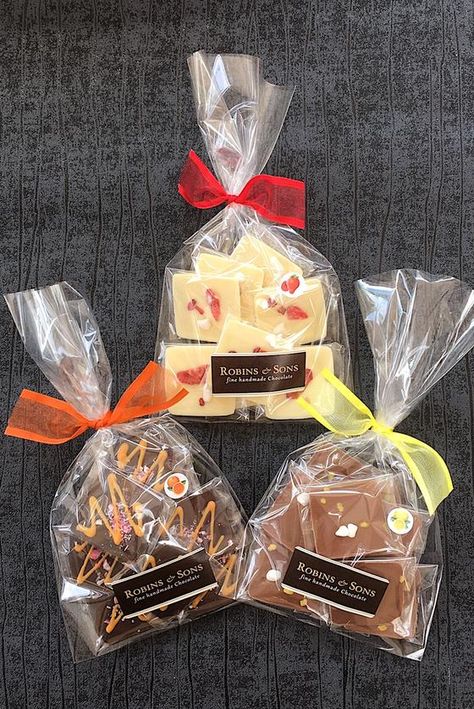 Small Chocolate Gift Ideas, Chocolate Small Business, Chocolate Ideas Gifts, Chocolate Wrapping Ideas Packaging, Chocolate Packing Ideas Gift Homemade, Chocolate Design Ideas, Chocolate Gifts Ideas, Chocolate Packaging Ideas, Birthday Present Ideas For Best Friend