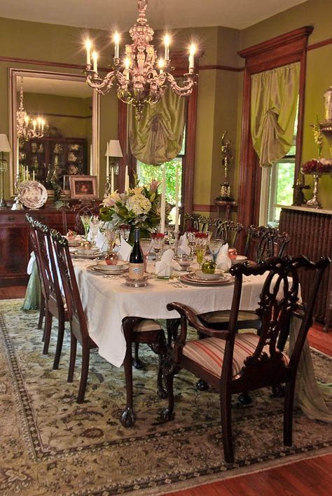 Modern Victorian Dining Room, Victorian Style Interior, Vintage House Interior, Brick Mansions, Old Style House, Manor Interior, Victorian Room, Victorian House Interiors, Old Victorian House