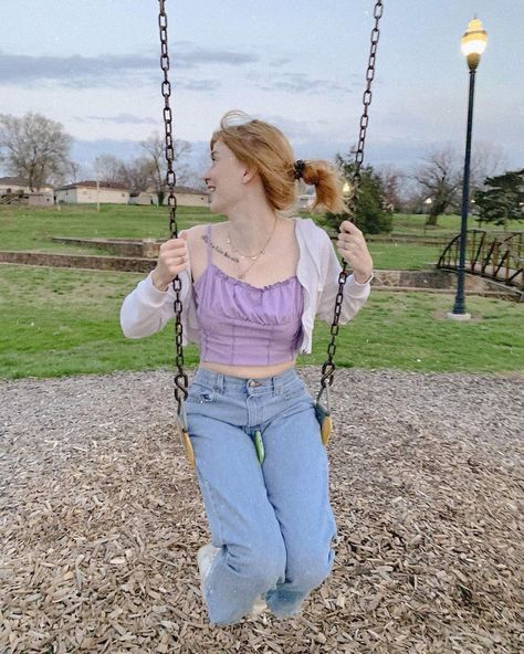 Girl on a swing in a park looking to the side laughing 1 Person Photoshoot Poses, One Person Poses Photography, Swinging Reference, Carissa Aesthetic, Park Photoshoot Ideas Instagram, Swing Photoshoot Ideas, Swinging Pose, Playground Shoot, Photoshoot Ideas With Friends