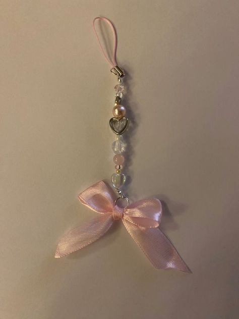 How To Make Bow With Beads, Beads Keychain Aesthetic, Coquette Phone Charm, Pink Keychain Aesthetic, Keychain Aesthetic Diy, Diy Bead Keychain, Manualidades Coquette, Cute Keychain Aesthetic, Keyring Aesthetic