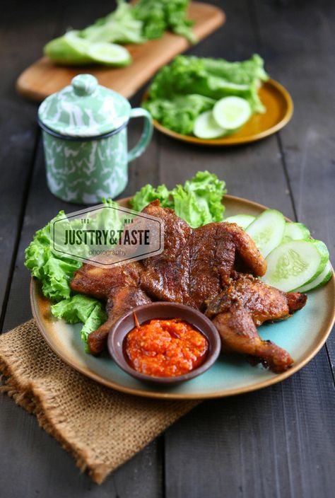 Resep Ayam Panggang Klaten Injecting Turkey Recipes, How To Cook Meatloaf, Malay Food, Ayam Bakar, Leftover Turkey Recipes, Malaysian Food, Food Garnishes, Composition Photography, Bacon Recipes