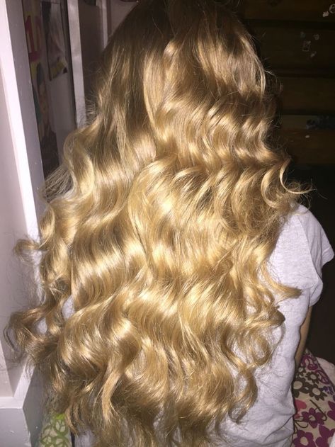 Long Blonde Curly Hair, Rambut Brunette, Blonde Wavy Hair, Vacation Hairstyles, Golden Blonde Hair, Blonde Curly Hair, Dirty Blonde Hair, Honey Blonde Hair, Blonde Hair Inspiration