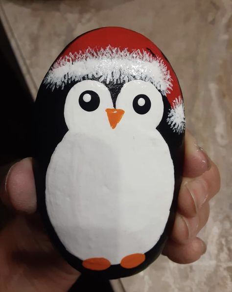 Penguin Rock Painting Ideas, Christmas Pebble Painting, Penguin Rock Painting, Penguin Rock, Resin Landscape, Christmas Ornaments Homemade Kids, Small Penguin, Christmas Painting Ideas, Christmas Pebble Art