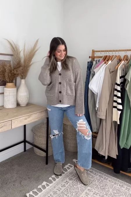 Boston Clogs, 90s Fits, Oversized Crewneck, Loose Fit Jeans, Loose Jeans, Petite Fashion, Fit Jeans, Jeans Fit, What To Wear