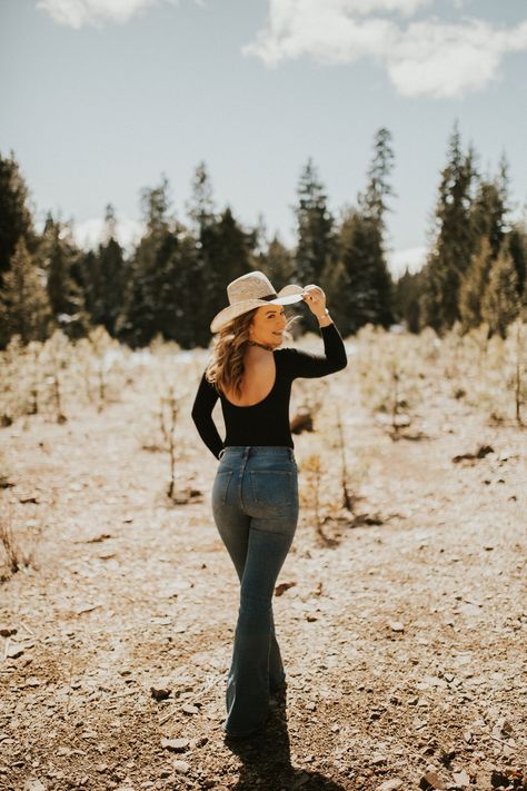 #photography #cowgirl #cowgirlstyle #model Boho Senior Pictures Outfits Country, 21st Western Photoshoot, Western Female Photoshoot, Cowgirl Boot Photoshoot, Country Poses Picture Ideas, Cowgirl Pictures Ideas, Western Field Photoshoot, Cowgirl Photoshoot Poses, Cowgirl Hat Photoshoot